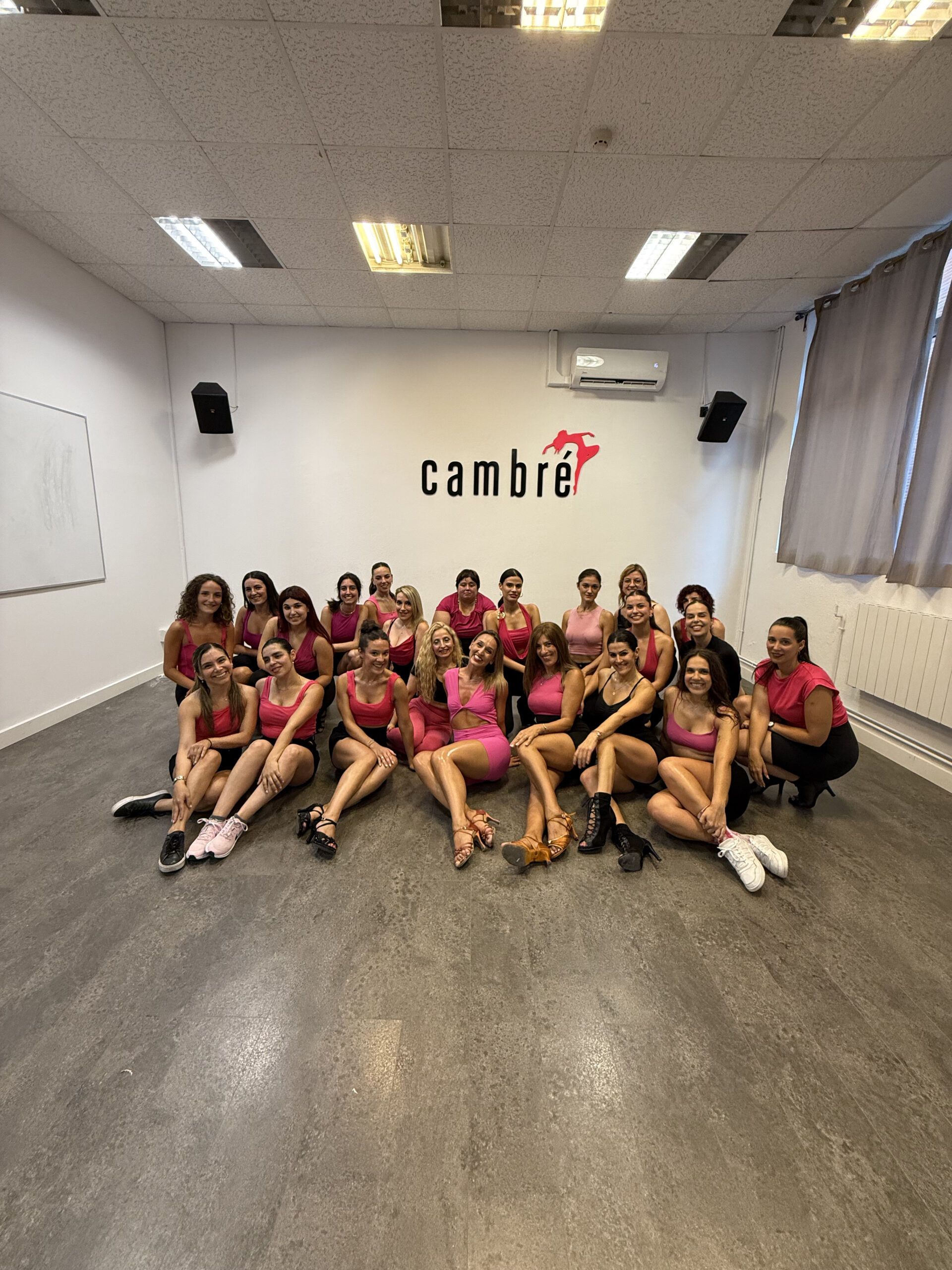 Desde el primer día, trabajamos técnica de movimiento de cadera y conexión de pareja, avanzando de manera progresiva para garantizar un aprendizaje sólido.